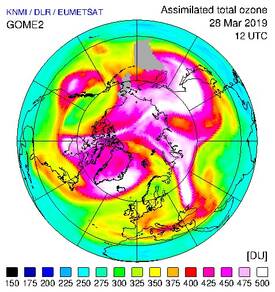 afbeelding van aarde met satellietwaarnemingen met het GOME2 instrument van de ozonlaag boven de Noordpool op 28 maart 2019