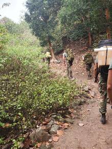 Mariniers vervoeren het materiaal voor het station te voet