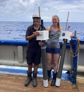 De Franse (links) en Nederlandse (rechts) meetboeien worden uitgezet vanaf het onderzoeksschip de Pelagia van het NIOZ. 