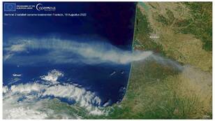 Satellietbeeld van de rookontwikkeling tijdens de bosbranden in het zuidwesten van Frankrijk op 10 augustus 2022