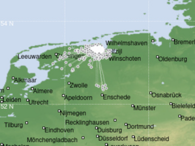 Beving bij Wirdum met witte stippen die de seismologische meetstations waar de beving geregistreerd is