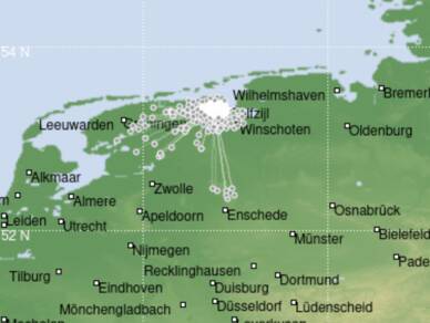 Beving bij Wirdum met witte stippen die de seismologische meetstations waar de beving geregistreerd is