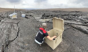 Een box beschermt de zwaartekrachtmeter tegen de elementen. Data wordt gestuurd naar het Hawaiian vulkaan observatorium.