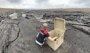 Een box beschermt de zwaartekrachtmeter tegen de elementen. Data wordt gestuurd naar het Hawaiian vulkaan observatorium.