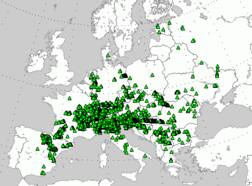 Kaart van Europa met een groene driehoek op iedere locatie waar hagelstenen van 2 centimeter of meer zijn waargenomen in de maand juli 2023.