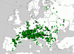 Kaart van Europa met een groene driehoek op iedere locatie waar hagelstenen van 2 centimeter of meer zijn waargenomen in de maand juli 2023.