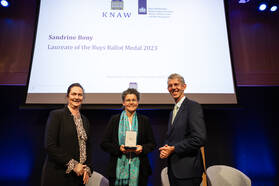 Uitreiking in het Trippenhuis, Amsterdam. Marileen Dogterom (links), President van de KNAW, Sandrine Bony, Maarten van Aalst (rechts), KNMI-directeur. Foto: Maarten Nauw, 2023