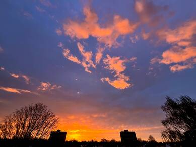 zonsondergang met oranje paarse lucht 