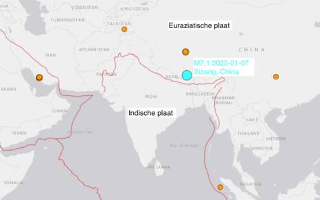 Figuur 1: de locatie van de aardbeving en de tektonische platen, met de plaatgrens (breuklijn) in rood (bron: USGS)