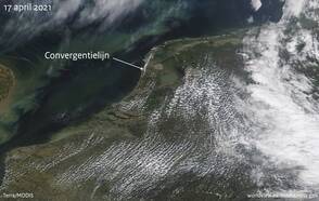 Satelliet opname van wolken boven Nederland met een lijn van bewolking boven Noord-Holland op 17 april 2021