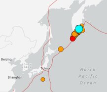 Figuur 1: de locatie van de aardbeving, de schok van 8.8 is de blauwe stip. (bron: USGS)