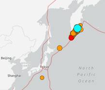 Figuur 1: de locatie van de aardbeving, de schok van 8.8 is de blauwe stip. (bron: USGS)