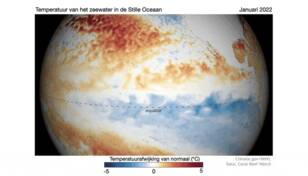 Animatie op een bol met in kleur de afwijking van normale waardes van de zeewatertemperatuur in de tropische Stille oceaan. Van januari 2022 tot maart 2023.