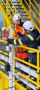 KNMI’ers aan het werk op een platform