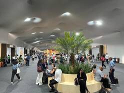 foto van de 'windtunnel', een soort lange tent waarlangs de onderhandelingszalen, persconferentiezalen en andere ruimtes zich bevinden