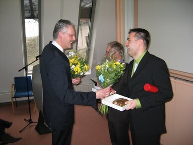 KNMI directeur Frits Brouwer feliciteert Vaisala prijswinnaar Iwan Holleman