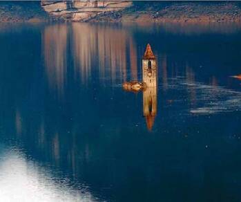 Het reservoir van Sau met het beroemde kerkje