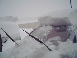 Sneeuw leidt niet alleen tot gladheid maar ook tot vermindering van het zicht. In combinatie met de gladheid en de ophoping van sneeuw op de voorruit levert dat op de weg gevaarlijke situaties op (foto: Laurens Avezaat)
