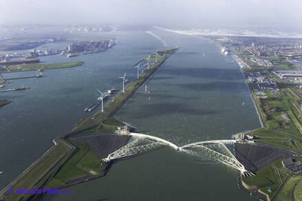 Luchtfoto Maeslantkering  (Copyright: Aerolin Photo BV)*