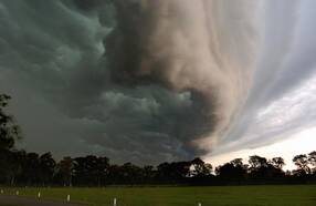 Noodweer in aantocht op zaterdagavond 17 juli 2004 gefotografeerd om precies 20.14 uur door Robert Hoetink iets ten zuiden van Enschede