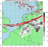 kaart met neerslagverwachting voor 5 december 2013 (17 uur) toen het front met de buienlijn over De Bilt trok. Het KNMI Harmoniemodel toonde de ontwikkeling en het verloop van de buienlijn al anderhalve dag tevoren