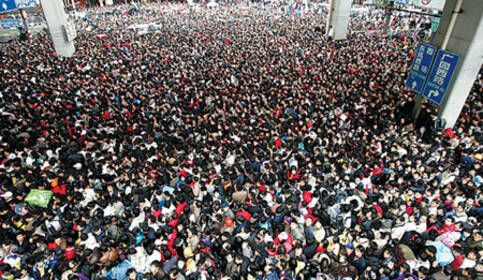 Een overvol station in Guangzhou