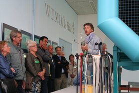 Neerslagwaarnemers bezoeken de windtunnel van het KNMI.