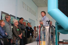 Neerslagwaarnemers bezoeken de windtunnel van het KNMI.