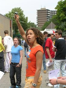 Scholieren van het Bernard Nieuwentijt College proberen het zonkracht-horloge uit