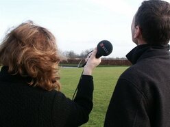 Interviewster Jeannette Parramore van Vroege Vogels volgt samen met Marcel Bult van het KNMI de weerballon