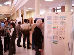 Posterzaal bij de zwaar-weer conferentie