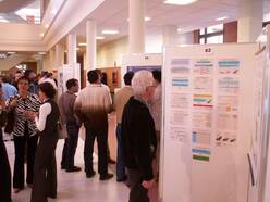 Posterzaal bij de zwaar-weer conferentie