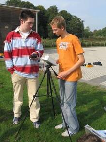 Leerlingen van Zuyderzeecollege Emmeloord in actie met de zonfotometer (Foto: Ellen Binksma, KNMI)