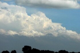 Vanuit Kudelstaart zagen de buien boven de Achterhoek er zo uit (Foto: Peter de Vries, 22 juni 2008)