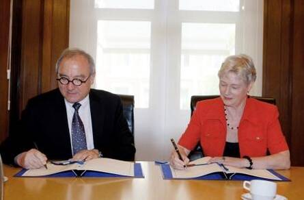 Minister Maria van der Hoeven en Directeur Generaal J.G. Dordain van ESA tekenen overeenkomst milieusatelliet 