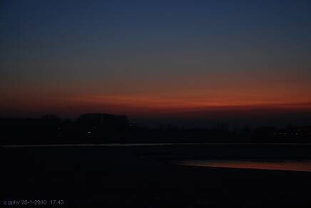 Lichtende strepen door Polaire Stratosfeerwolken op 26 januari 2010 een half uur na zonsondergang boven Deventer (foto: Peter Paul Hattinga Verschure)