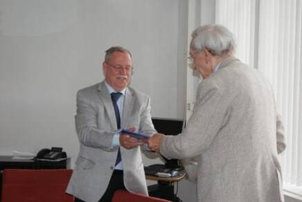 Wouter Nieuwenhuizen (plv hoofddirecteur KNMI) ontvangt het eerste exemplaar van Weermannen in Oorlogstijd uit handen van Tjitse Langerveld (foto: Titia Langerveld) 