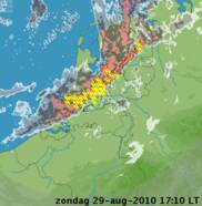 Neerslagradar zondagmiddag 29 augustus toen een actieve en langgerekte buienlijn over het land trok. De buien gingen vergezeld van wolkbreuken, onweer, zware windstoten en lokaal valwinden (Bron: KNMI)