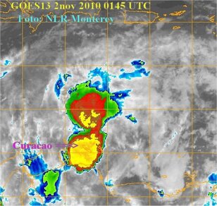 GOES-satellietopname van de buien boven de Benedenwindse Eilanden. De gele kleur van de infrarood opname laat zien waar de hoogste wolkentoppen te vinden zijn. Hoe hoger de wolkentoppen hoe sterker de intensiteit van de buien (Bron: NLR Monterey). 