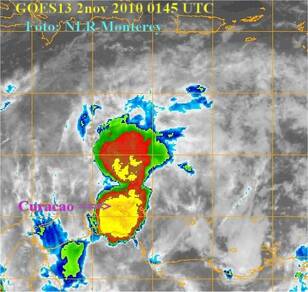 GOES-satellietopname van de buien boven de Benedenwindse Eilanden. De gele kleur van de infrarood opname laat zien waar de hoogste wolkentoppen te vinden zijn. Hoe hoger de wolkentoppen hoe sterker de intensiteit van de buien (Bron: NLR Monterey). 