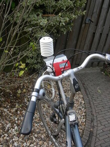 Het weerstation op de fiets waarmee KNMI-onderzoeker Theo Brandsma onderzoek deed naar het warmte-eilandeffect van Utrecht (Foto: KNMI)