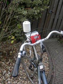 Het weerstation op de fiets waarmee KNMI-onderzoeker Theo Brandsma onderzoek deed naar het warmte-eilandeffect van Utrecht (Foto: KNMI)
