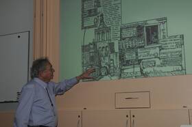 Jan Buisman wijst op de grote concentratie vloedmerken in zijn geboorteplaats Culemborg (foto: Leo Wouters)  