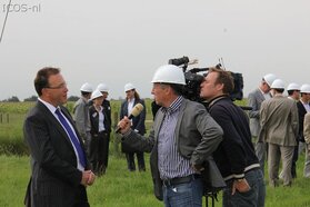 Bram Schilham van het NOS journaal in gesprek met Alex Vermeulen van ECN (Foto: Pim van de Bulk, ECN)