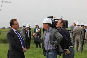 Bram Schilham van het NOS journaal in gesprek met Alex Vermeulen van ECN (Foto: Pim van de Bulk, ECN)