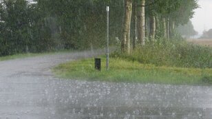 Herwijnen kreeg op 28 juni zelfs 79 mm binnen een uur, voor Nederland een uitzonderlijke grote neerslagintensiteit  (foto: Jannes Wiersema)