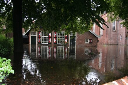 Door de zware regenval van 26 en 27 augustus 2010 trad de Dinkel in Losser buiten haar oevers (foto: Marja Loves)
