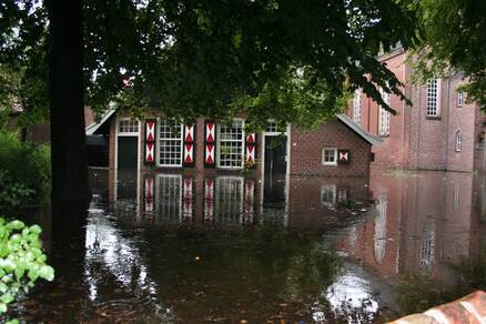 Door de zware regenval van 26 en 27 augustus 2010 trad de Dinkel in Losser buiten haar oevers (foto: Marja Loves)