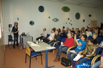 Zo'n 75 leerlingen te gast bij het KNMI in het kader van het GLOBE educatieprogramma (foto: Piet Stammes, KNMI)