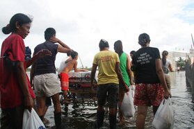 De Filippijnse hoofdstad Manilla, die grotendeels onder water kwam te staan, kreeg begin augustus in enkele dagen een hoeveelheid regen die in ons land gewoonlijk in een jaar valt (Foto: Filppijnse Rode Kruis)